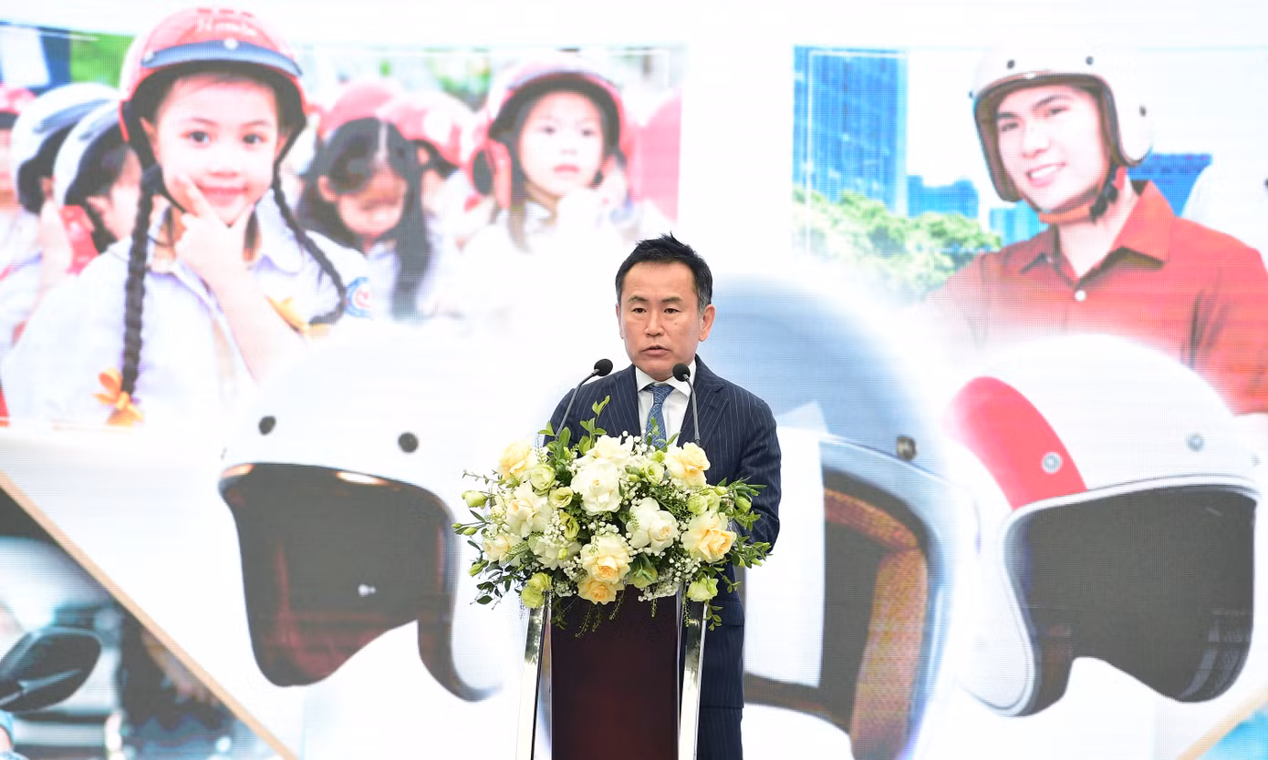 Ông Koji Sugita – Tổng giám đốc công ty Honda Việt Nam, Chủ tịch Hiệp hội các Nhà sản xuất xe máy Việt Nam (VAMM) chia sẻ, mũ bảo hiểm đạt chuẩn chính là lá chắn bảo vệ quan trọng nhất cho mỗi người khi tham gia giao thông, đặc biệt với xe máy – phương tiện gắn liền với đời sống của hàng triệu người dân Việt Nam.