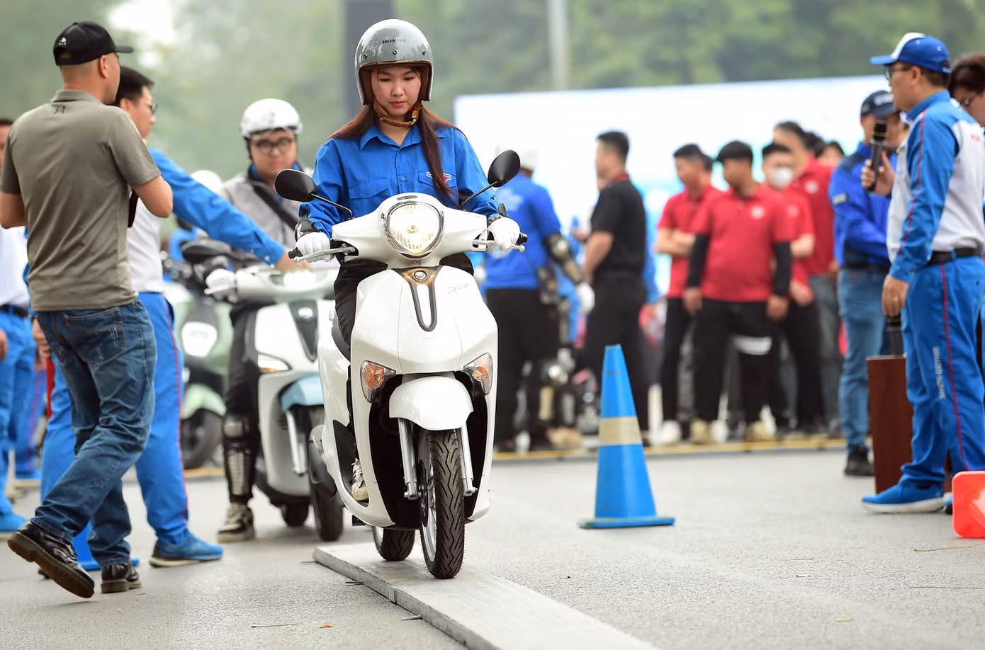 Hướng dẫn, đào tạo kỹ năng tham gia giao thông an toàn, giúp người dân nâng cao khả năng dự đoán và phòng tránh rủi ro khi tham gia giao thông; hướng dẫn nhận biết và phân biệt mũ bảo hiểm đạt Quy chuẩn kỹ thuật Quốc gia và mũ bảo hiểm kém chất lượng.