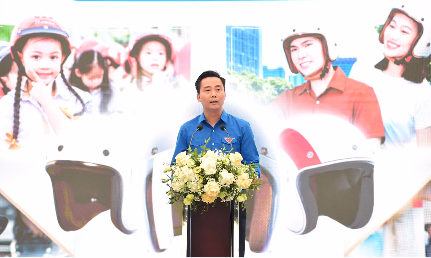 Anh Nguyễn Đức Tiến - Phó Bí thư thường trực Thành Đoàn, Chủ tịch Hội LHTN Thành phố Hà Nội phát biểu, phát động toàn dân đội mũ bảo hiểm đạt Quy chuẩn kỹ thuật Quốc gia hưởng ứng năm An toàn giao thông 2025; và ra ra quân các hoạt động của thanh niên Thủ đô thực hiện Đề án Tuổi trẻ Thủ đô tham gia tuyên truyền, giữ gìn trật tự an toàn giao thông giai đoạn 2022 – 2025.