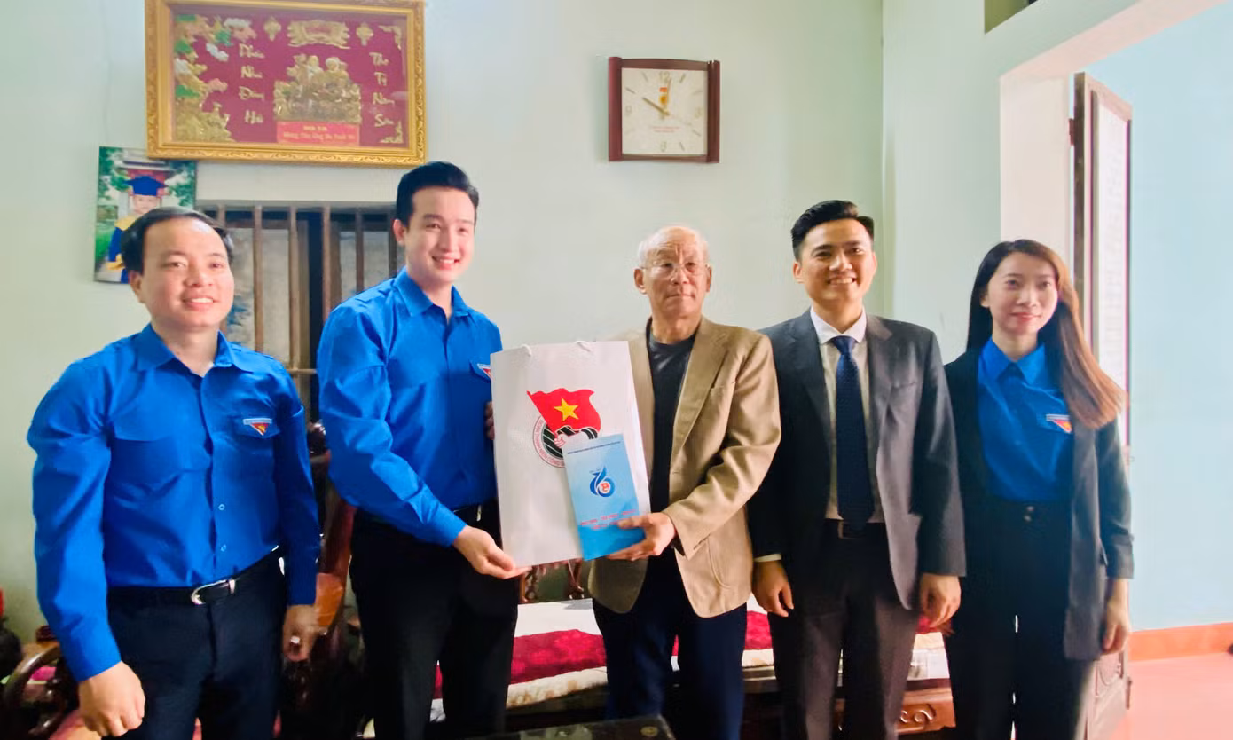 Ban Tổ chức khánh thành công trình, thăm và tặng quà gia đình chính sách. Ảnh: BTC