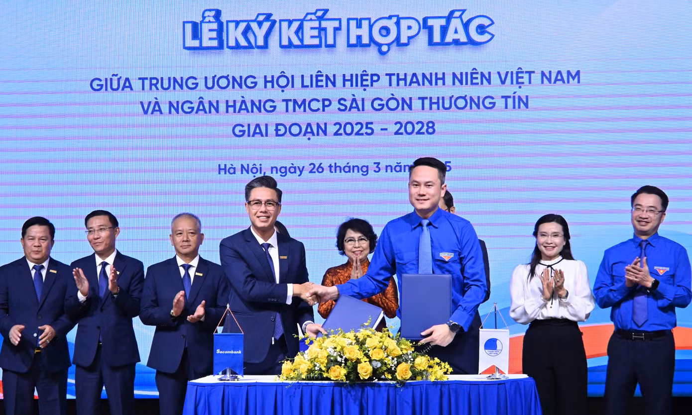 Anh Nguyễn Kim Quy - Uỷ viên Ban Thường vụ T.Ư Đoàn, Phó Chủ tịch thường trực T.Ư Hội LHTN Việt Nam và đại diện Ngân hàng Sacombank ký kết thỏa thuận hợp tác giữa hai đơn vị. Ảnh: Lâm Đăng Hải