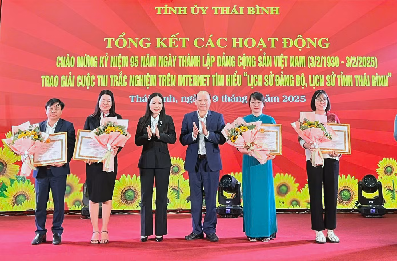 Các cá nhân, tập thể đạt giải Nhì cuộc thi nhận khen thưởng. Ảnh: BTC