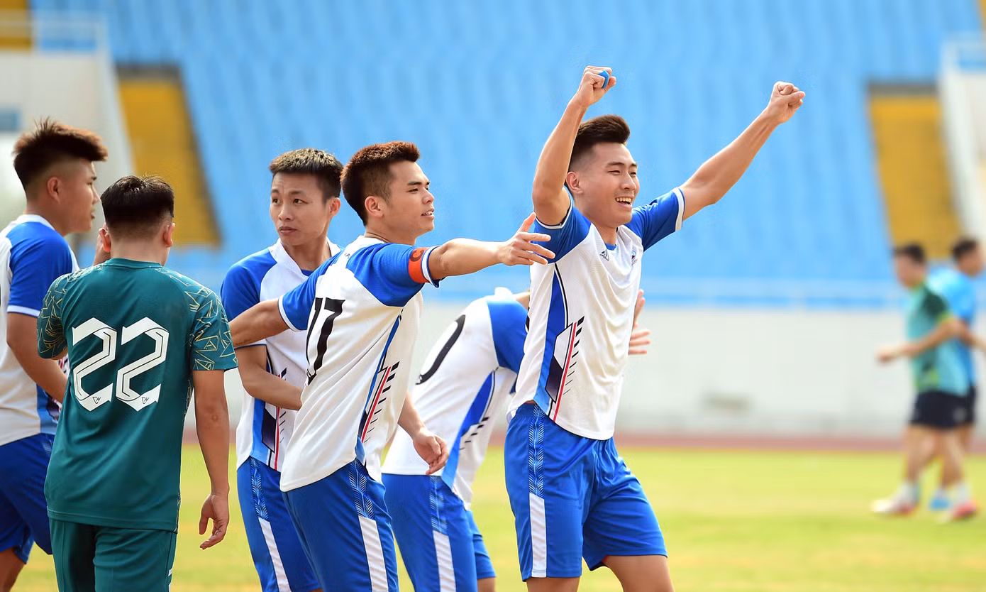 Sân vận động Mỹ Đình trong ngày cuối tuần của Tháng Thanh niên 2025 được khuấy đảo với những pha sút bóng làm tung lưới của các "chân sút" và màn ăn mừng cuồng nhiệt của khán giả, cầu thủ dự bị bên ngoài sân cỏ; cũng như những màn rượt đuổi tỉ số.
