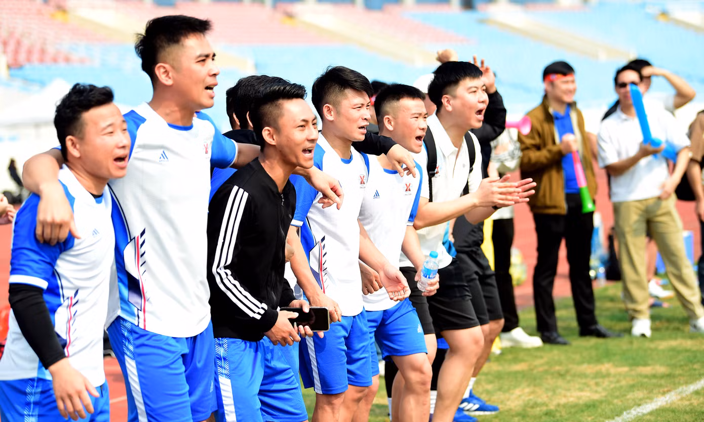 Sân vận động Mỹ Đình trong ngày cuối tuần của Tháng Thanh niên 2025 được khuấy đảo với những pha sút bóng làm tung lưới của các "chân sút" và màn ăn mừng cuồng nhiệt của khán giả, cầu thủ dự bị bên ngoài sân cỏ; cũng như những màn rượt đuổi tỉ số.