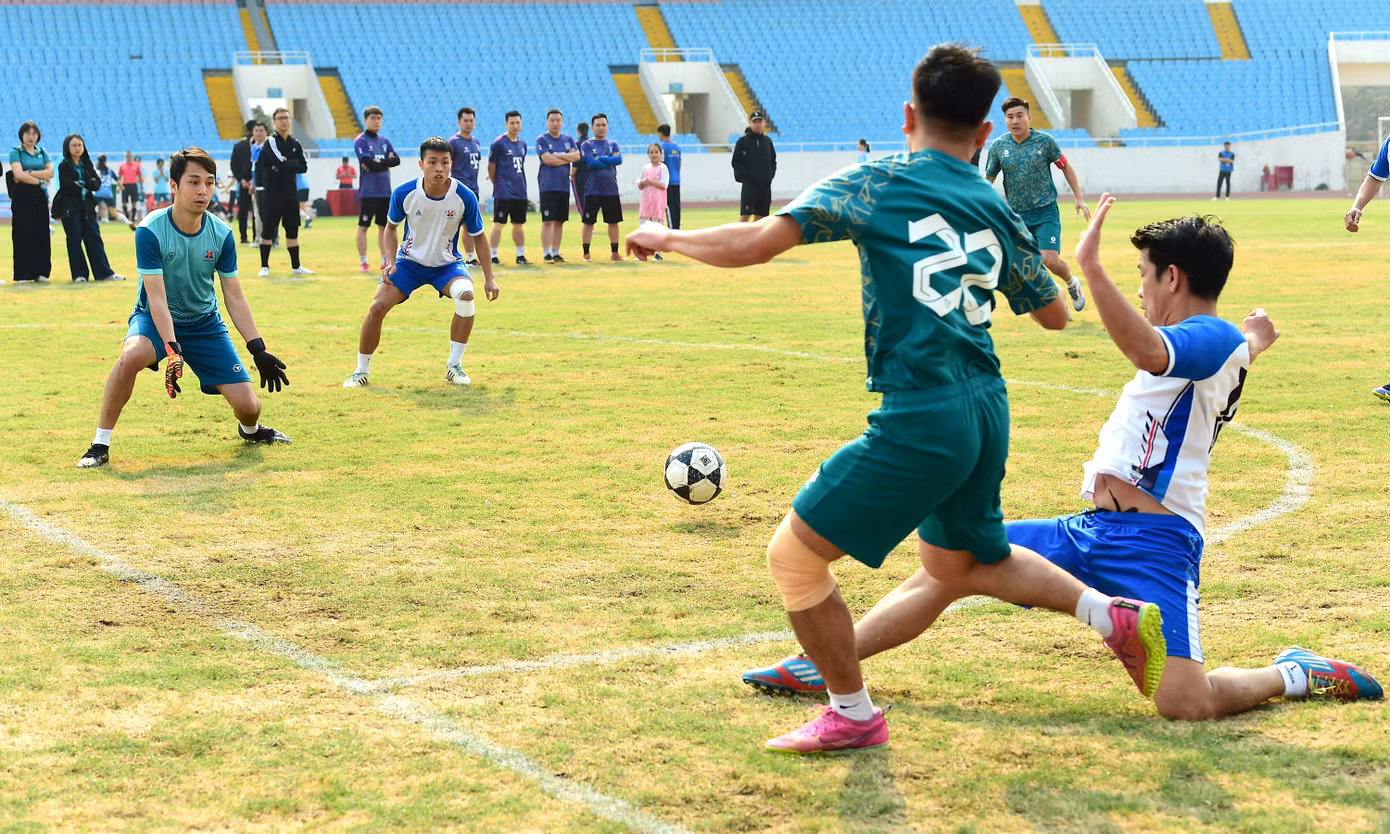 Với tinh thần quyết tâm, đoàn kết và cao thượng thể thao, các vận động viên đã thi đấu cống hiến, mang đến những trận đấu hay, những pha bóng đẹp, tranh đua kịch tính.
