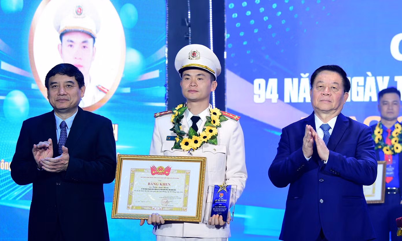 Ông Nguyễn Trọng Nghĩa và ông Nguyễn Đắc Vinh trao Giải thưởng Lý Tự Trọng 2025 cho các cán bộ Đoàn tiêu biểu.