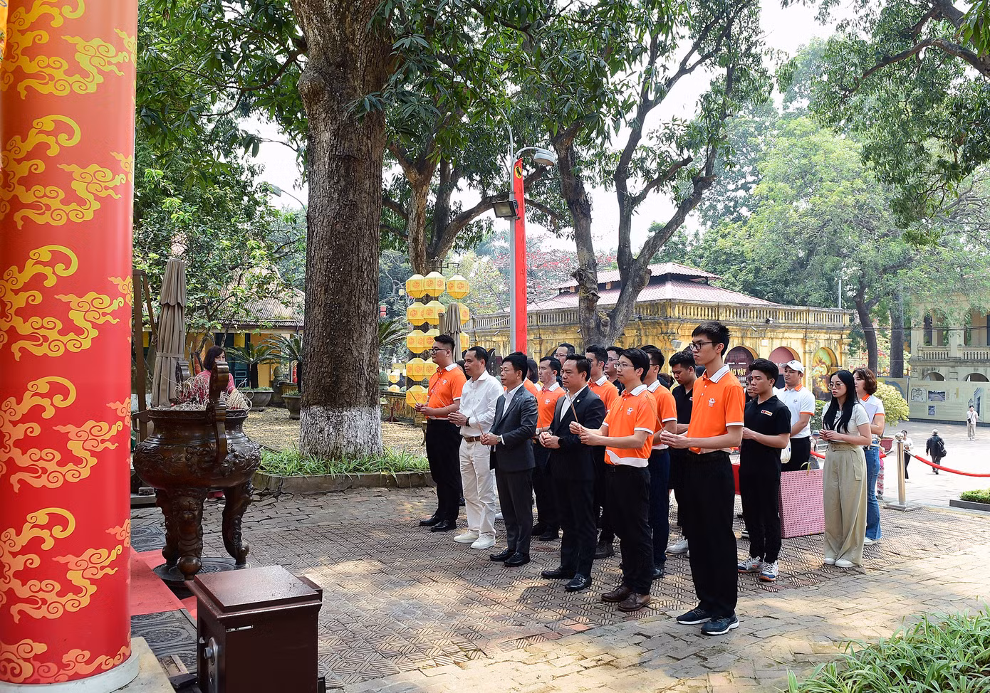 Lãnh đạo Báo Tiền Phong, Quỹ Hỗ trợ Tài năng trẻ Việt Nam và các đại biểu Gương mặt trẻ Việt Nam tiêu biểu, triển vọng năm 2024 (áo cam) dâng hương tại Điện Kính Thiên.