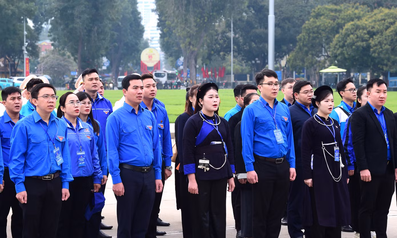 Các đại biểu nghiêm trang thực hiện nghi thức chào cờ tại lễ báo công dâng Bác. Ảnh: Xuân Tùng