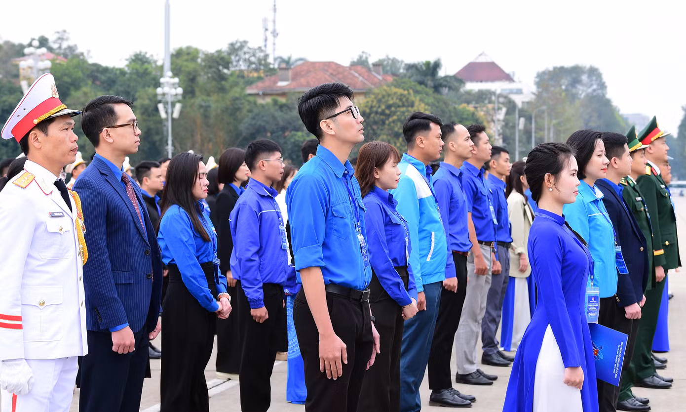 Các đại biểu nghiêm trang thực hiện nghi thức chào cờ tại lễ báo công dâng Bác. Ảnh: Xuân Tùng