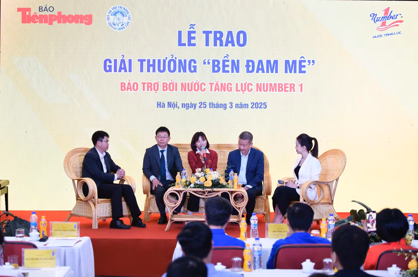 Vận động viên Nguyễn Thị Oanh (áo đỏ) và các đại biểu giao lưu tại chương trình. Ảnh: Như Ý