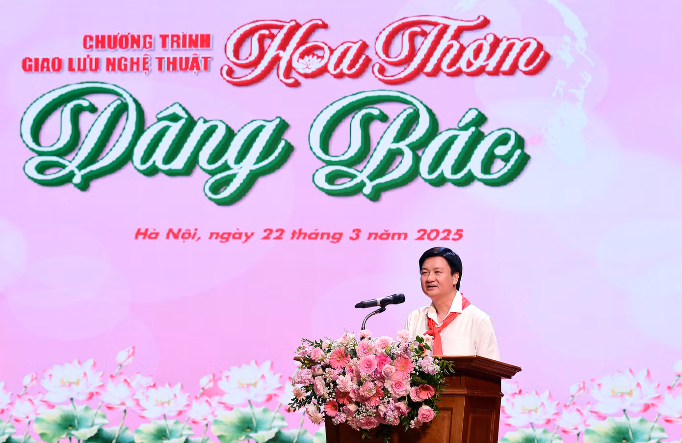 Phát biểu tại chương trình, chị Chu Hồng Minh – Bí thư Thành Đoàn Hà Nội và anh Trần Ngọc Nam – Bí thư Tỉnh Đoàn Hà Nam cho biết, chương trình giao lưu nghệ thuật “Hoa thơm dâng Bác” nhằm chào mừng Đại hội Cháu ngoan Bác Hồ Thành phố Hà Nội lần thứ XV, chào mừng Đại hội Cháu ngoan Bác Hồ tỉnh Hà Nam lần thứ XI và hướng tới Đại hội Cháu ngoan Bác Hồ toàn quốc lần thứ X năm 2025. Đây là hoạt động cụ thể hoá chương trình phối hợp giữa Thành Đoàn Hà Nội và Tỉnh Đoàn Hà Nam giai đoạn 2024 – 2027. Ảnh: Xuân Tùng