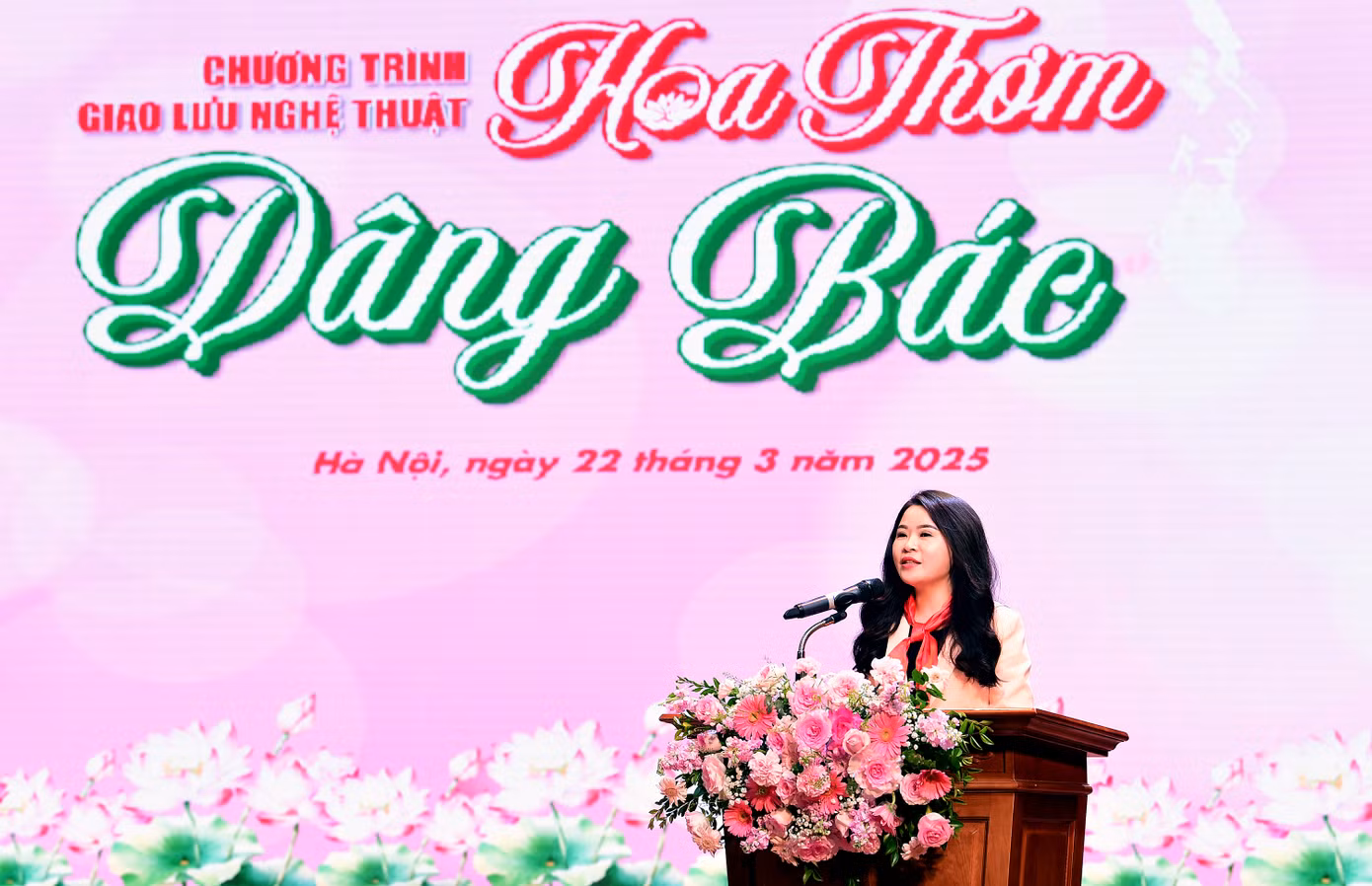 Phát biểu tại chương trình, chị Chu Hồng Minh – Bí thư Thành Đoàn Hà Nội và anh Trần Ngọc Nam – Bí thư Tỉnh Đoàn Hà Nam cho biết, chương trình giao lưu nghệ thuật “Hoa thơm dâng Bác” nhằm chào mừng Đại hội Cháu ngoan Bác Hồ Thành phố Hà Nội lần thứ XV, chào mừng Đại hội Cháu ngoan Bác Hồ tỉnh Hà Nam lần thứ XI và hướng tới Đại hội Cháu ngoan Bác Hồ toàn quốc lần thứ X năm 2025. Đây là hoạt động cụ thể hoá chương trình phối hợp giữa Thành Đoàn Hà Nội và Tỉnh Đoàn Hà Nam giai đoạn 2024 – 2027. Ảnh: Xuân Tùng