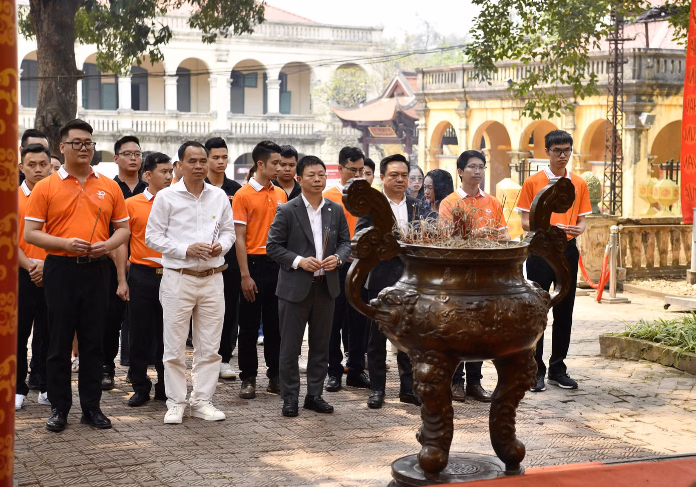 Lãnh đạo Báo Tiền Phong, Quỹ Hỗ trợ Tài năng trẻ Việt Nam và các đại biểu Gương mặt trẻ Việt Nam tiêu biểu, triển vọng năm 2024 (áo cam) dâng hương tại Điện Kính Thiên.