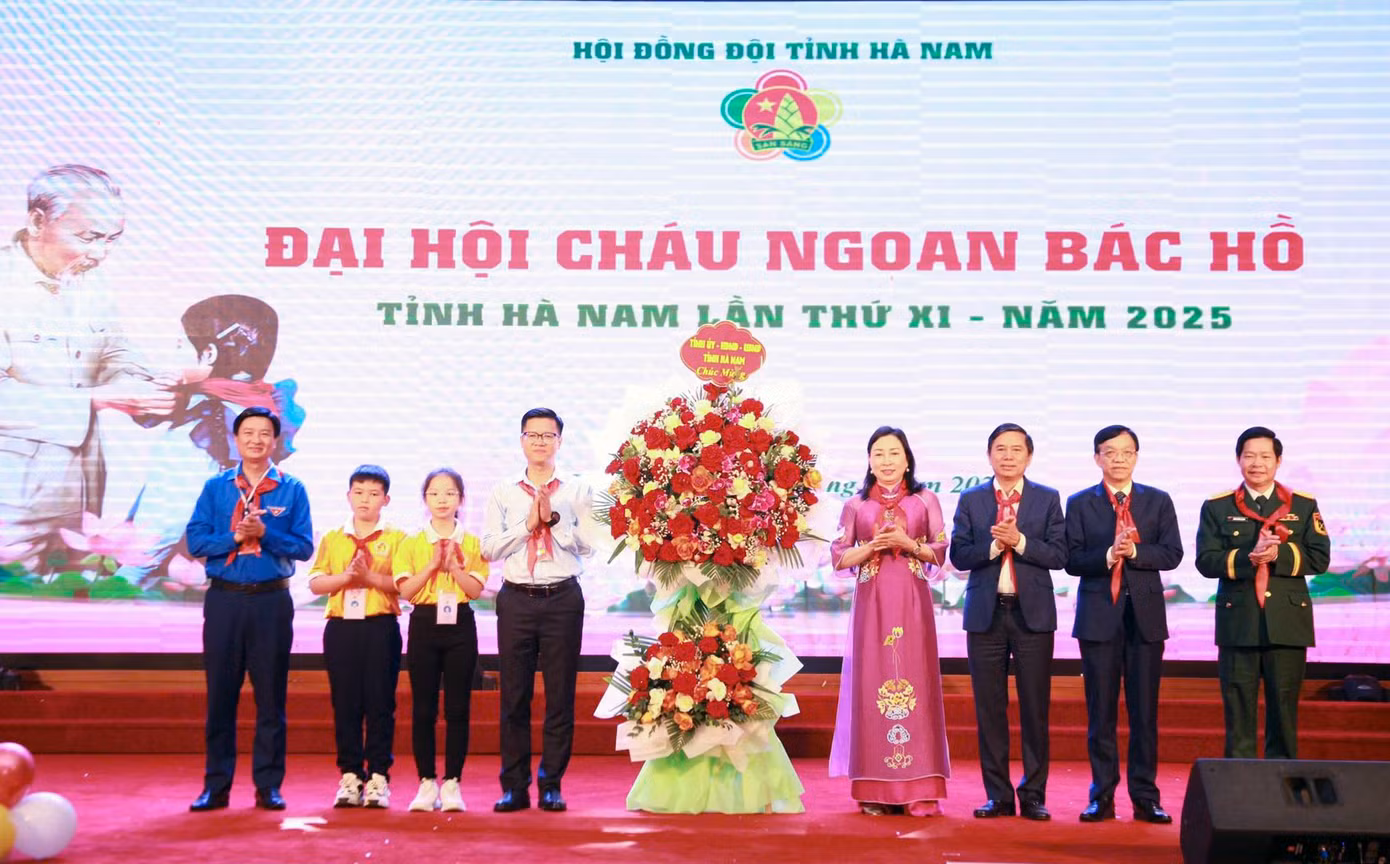 Lãnh đạo tỉnh Hà Nam tặng lẵng hoa chúc mừng Đại hội. Ảnh: BTC