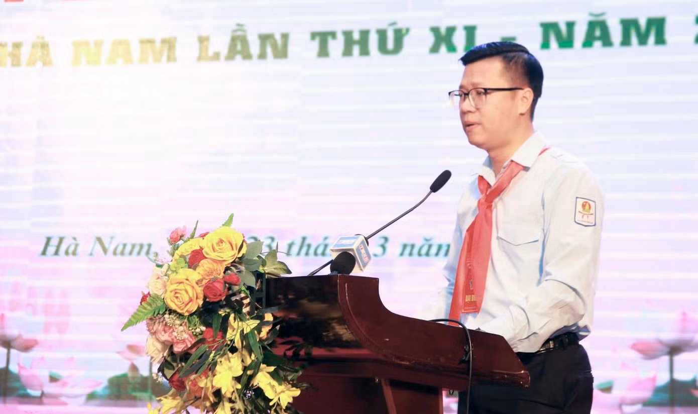 Anh Vũ Trần Tùng Anh – Phó Bí thư Tỉnh Đoàn, Chủ tịch Hội đồng Đội tỉnh Hà Nam phát biểu tại Đại hội. Ảnh: BTC