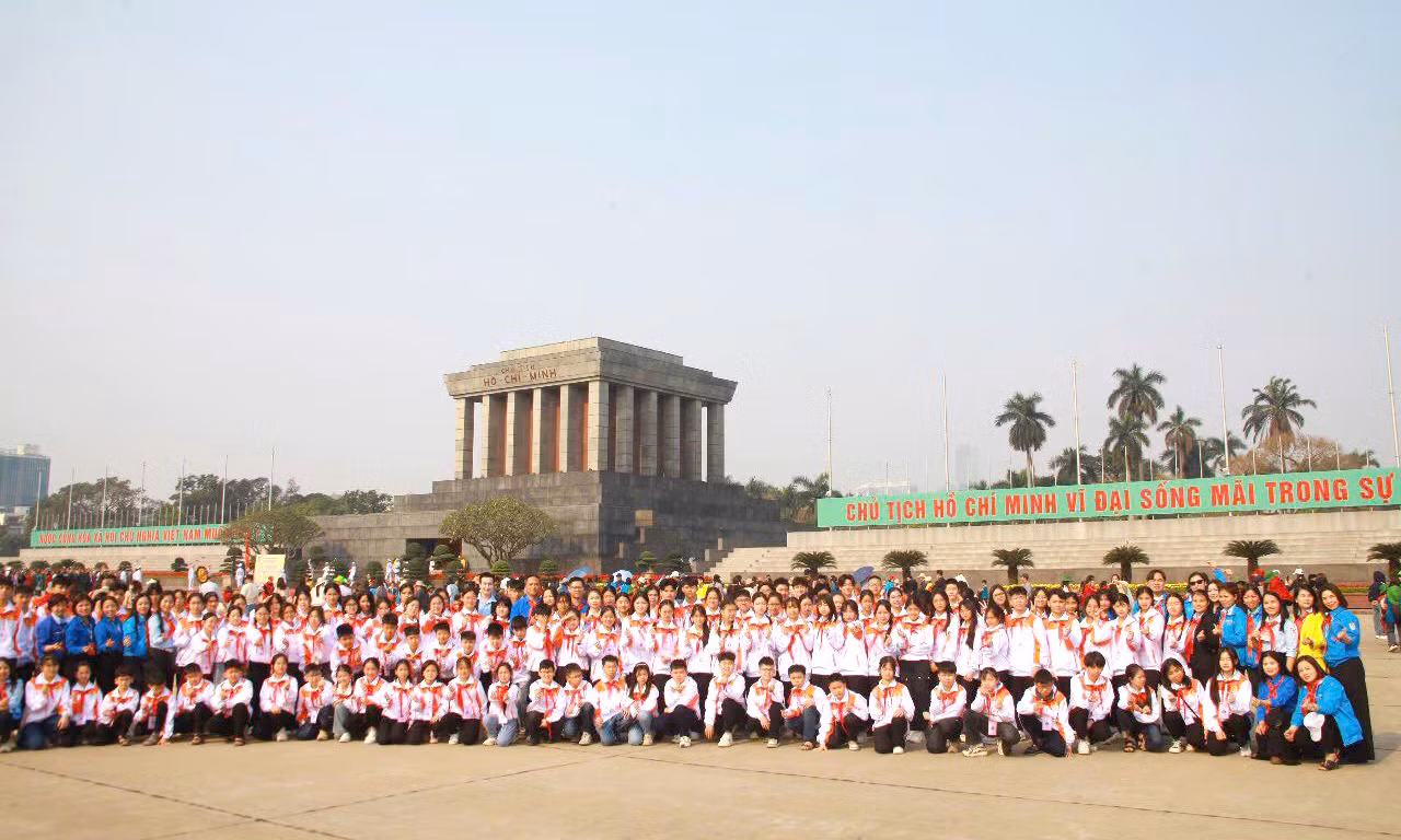 Trong khuôn khổ hoạt động giàu ý nghĩa giáo dục lịch sử và truyền thống cách mạng tại Hà Nội, các đại biểu cháu ngoan Bác Hồ tỉnh Hà Nam cũng đã có dịp tham quan Cụm di tích lịch sử văn hóa Ba Đình gồm Bảo tàng Hồ Chí Minh, Khu di tích Chủ tịch Hồ Chí Minh tại Phủ Chủ tịch. Bên cạnh đó, giao lưu với các đại biểu Cháu ngoan Bác Hồ tiêu biểu của Thủ đô Hà Nội.