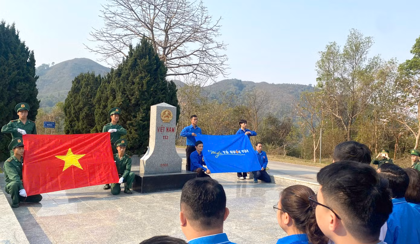 Đoàn công tác T.Ư Hội LHTN Việt Nam cùng đoàn viên, thanh niên, cán bộ chiến sĩ bộ đội biên phòng và nhân dân Điện Biên tham dự lễ chào cờ "Tôi yêu Tổ quốc tôi". Ảnh: BTC
