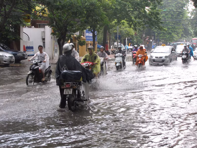 Xe chết máy trên đường Nguyễn Du. Ảnh: Trường Phong