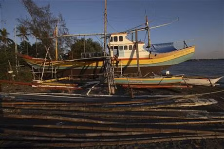Tàu cá Philippines nằm dài trên bờ biển