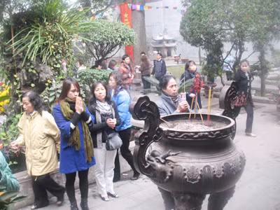 Du khách làm lễ tại Đền Quán Thánh