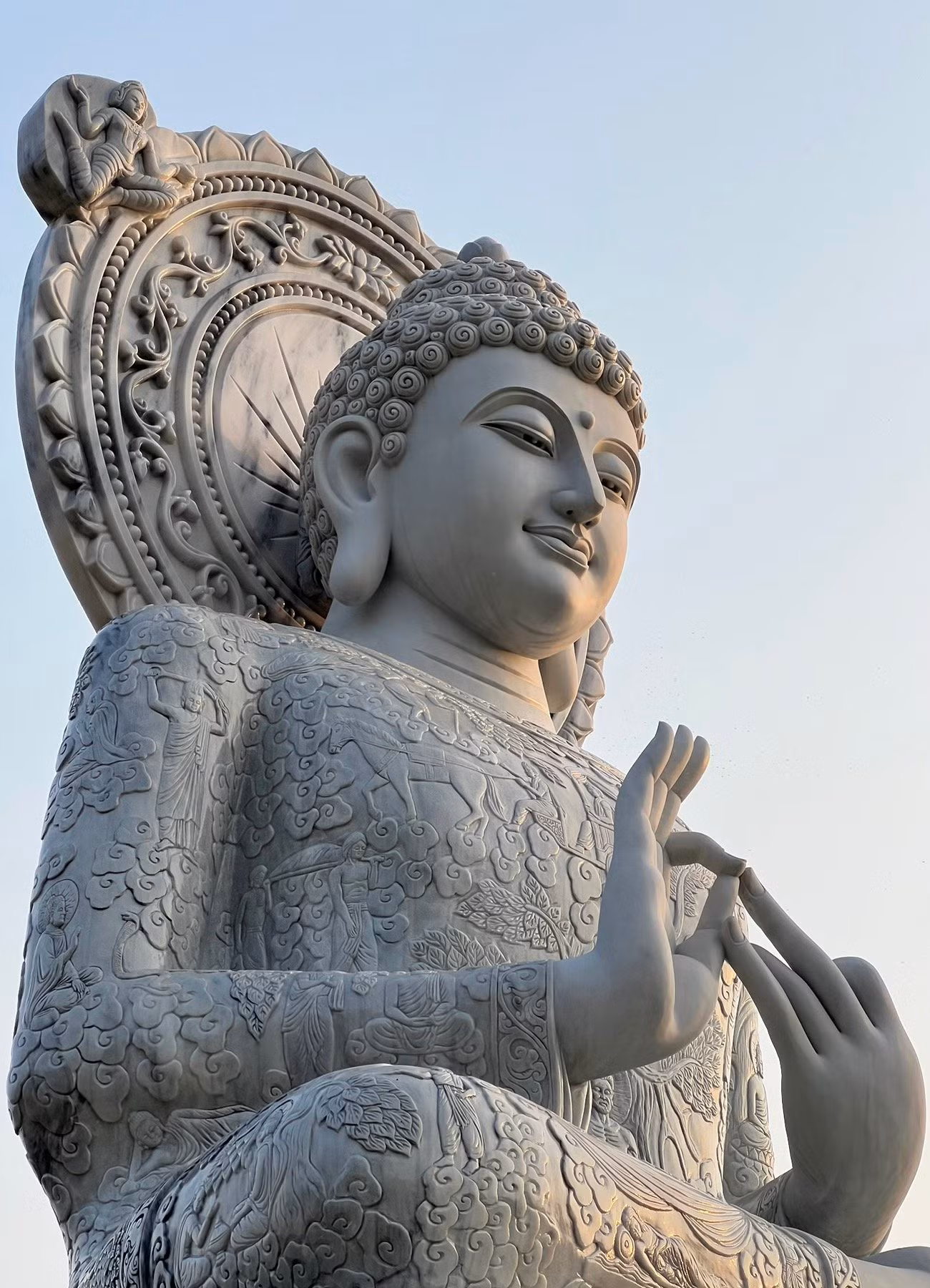 Đại tượng Phật Thích Ca kết ấn chuyển Pháp luân được chế tác theo nghệ thuật điêu khắc truyền thống Newari dòng họ Thích Ca. Ảnh: Drukpa VN.