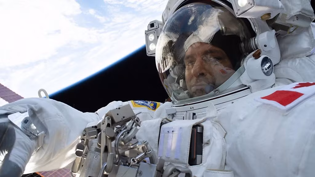Kỹ sư bay NASA, ông David Saint-Jacques, tham gia chuyến đi bộ ngoài không gian