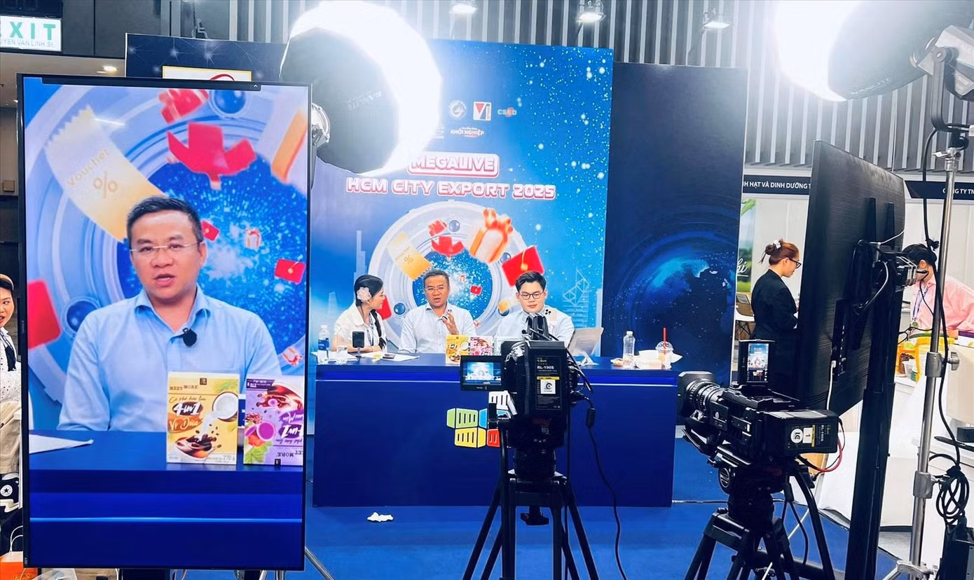 Ông Nguyễn Ngọc Luận (ngồi giữa), nhà sáng lập cà phê nông sản Meet More livestream bán cà phê