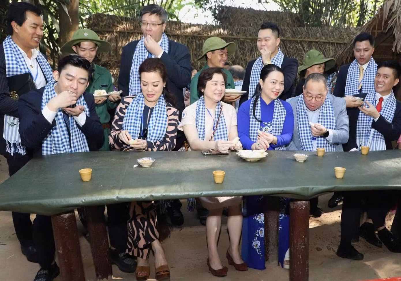Du khách thưởng thức khoai mì, món ăn đặc trưng của “dân địa đạo” năm xưa
