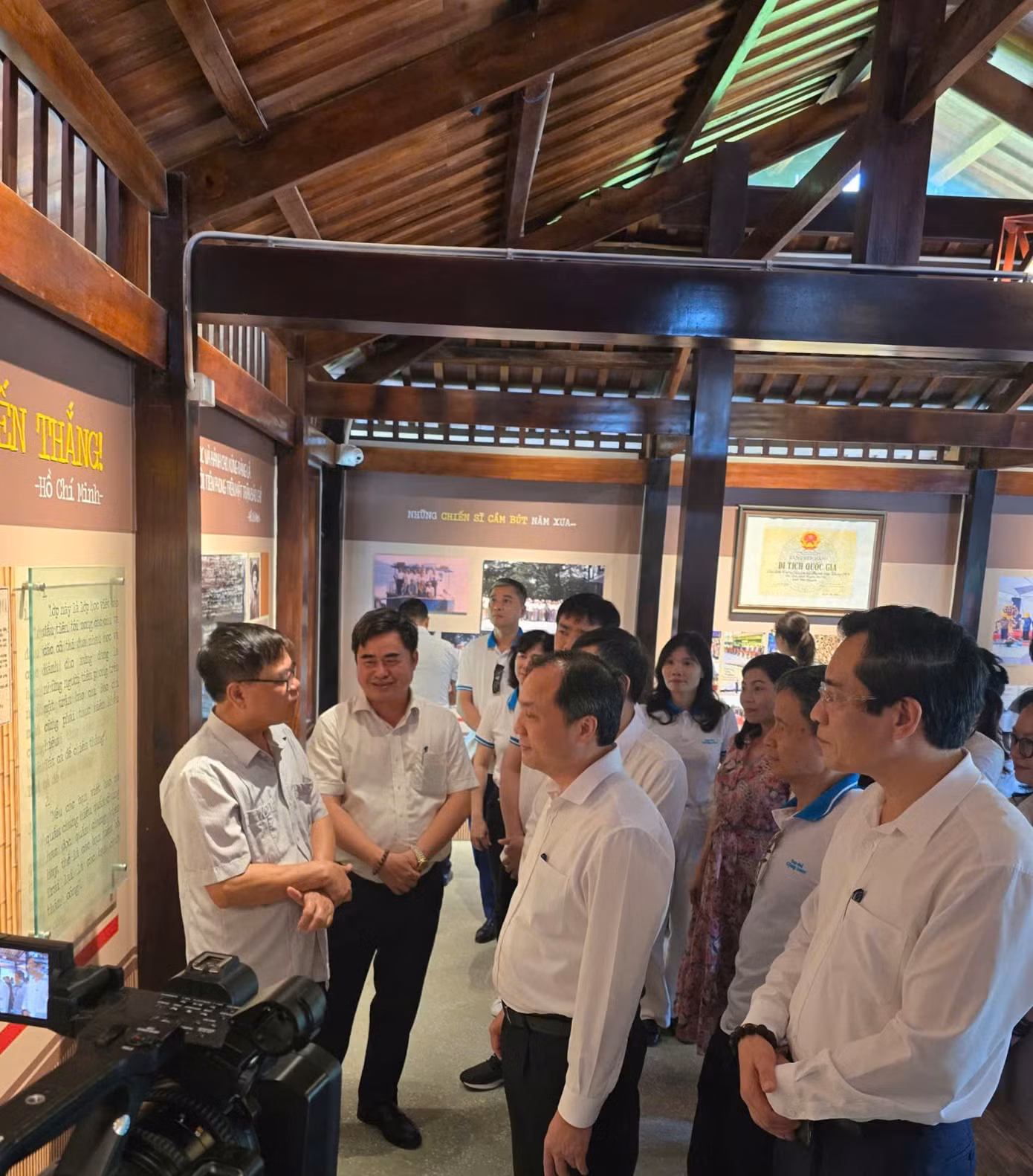 Đoàn Nhà báo Tạp chí Cộng sản thăm khu trưng bày Di tích lớp học viết báo Huỳnh Thúc Kháng