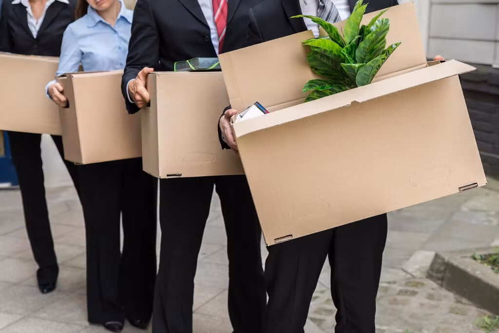 Nhiều nhân viên bàng hoàng, thất vọng khi nhận được bức thư "lay-off" từ cấp trên. Ảnh minh họa: ChatGPT