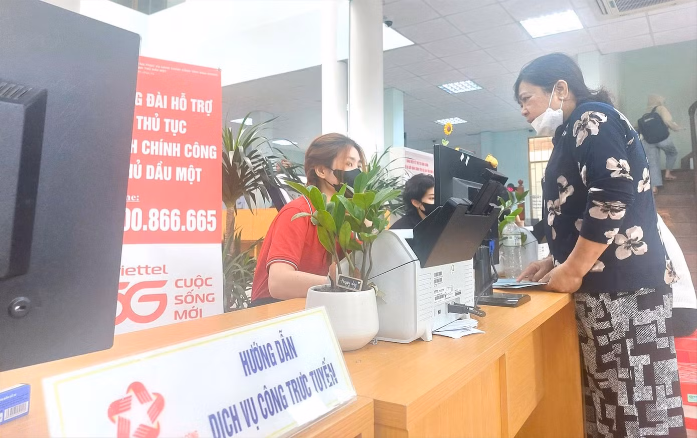 Người dân Bình Dương lần đầu đến phường mới giải quyết thủ tục hành chính. Ảnh: H.Chi
