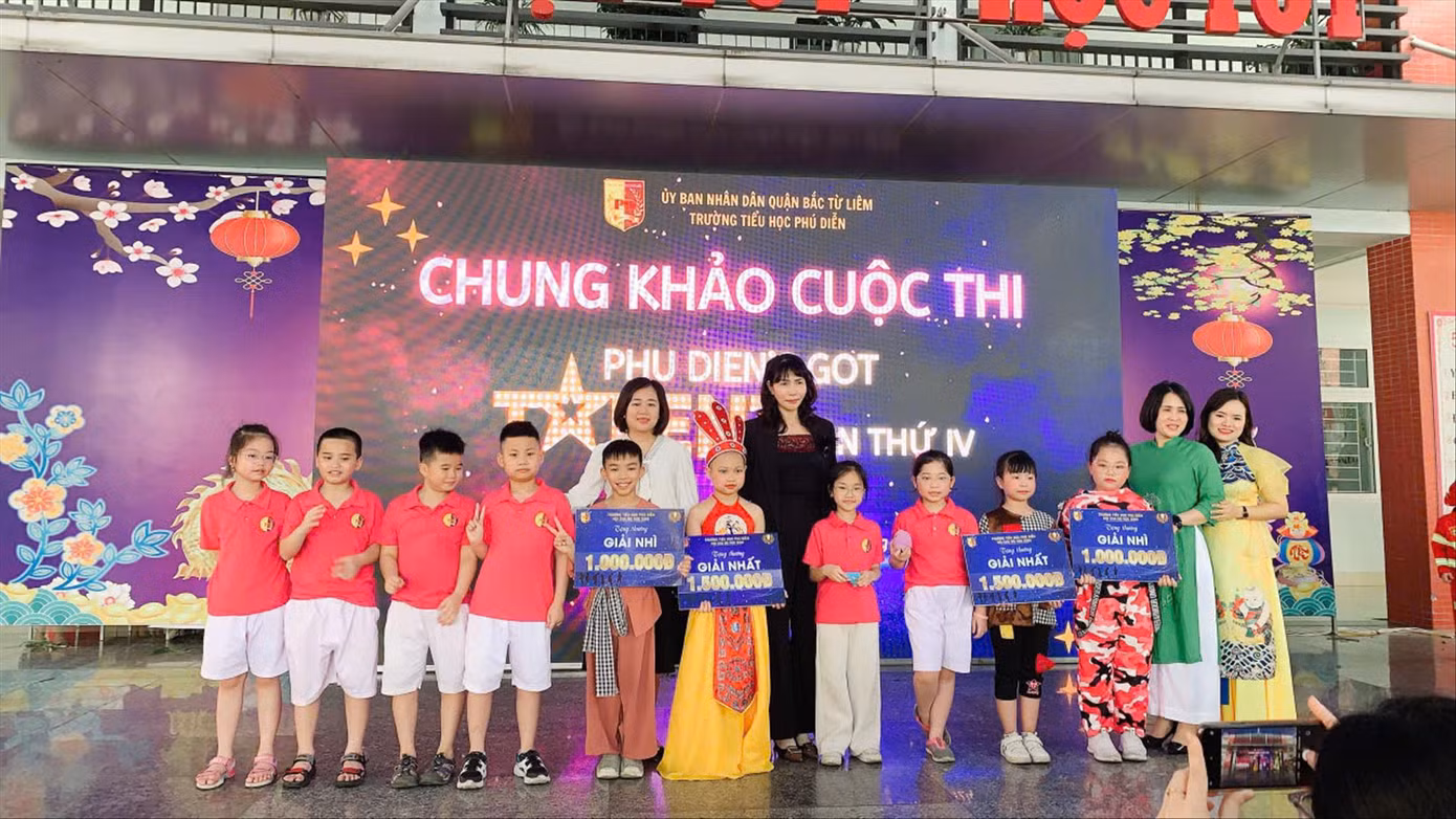 Sau đợt hóa chất tháng 2/2024, Minh Anh (thứ 6, từ trái qua) đi học và tham gia thi văn nghệ cùng với lớp, xuất sắc đạt giải Nhất.