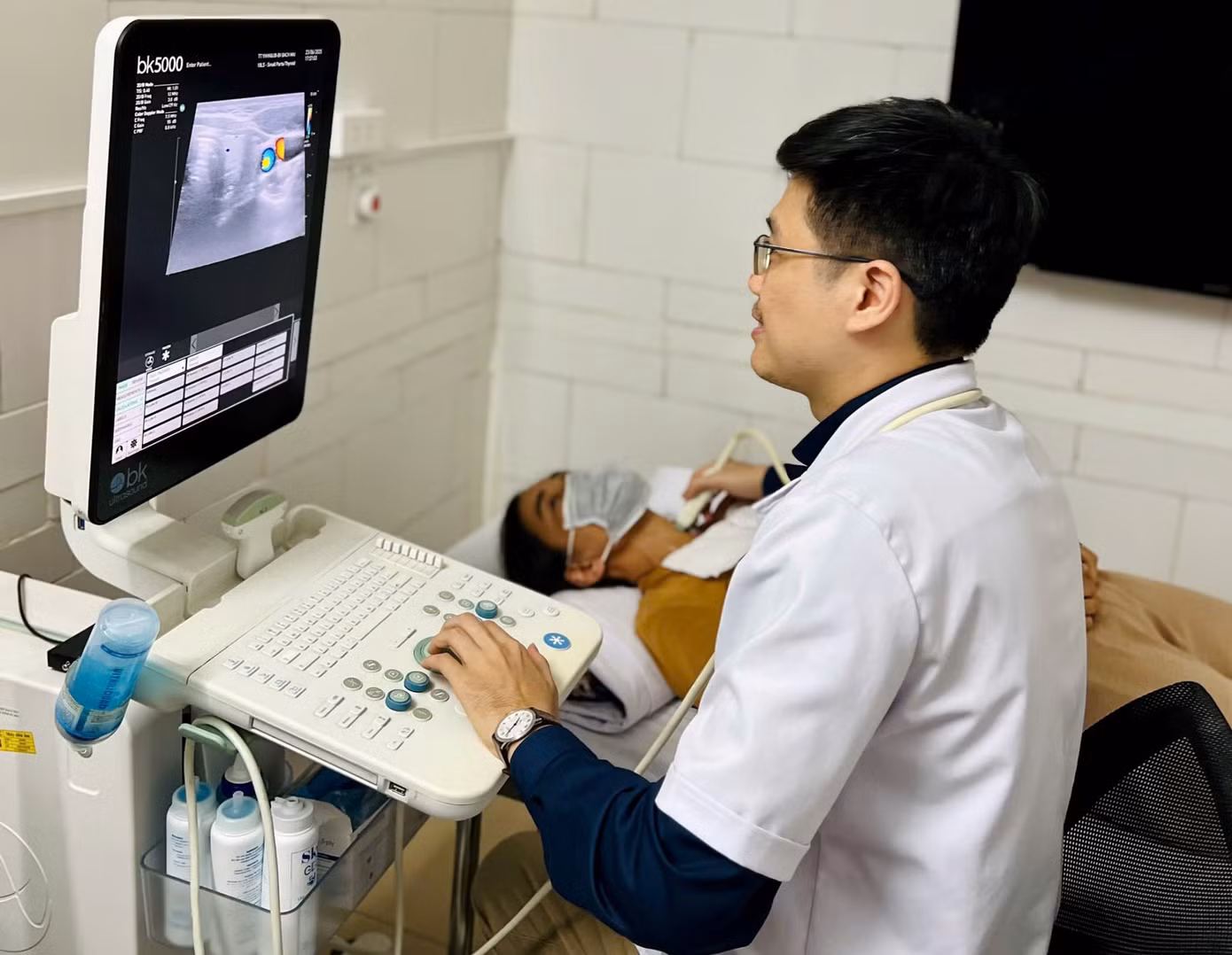 BS Bệnh viện Bạch Mai siêu âm tuyến giáp cho người bệnh
