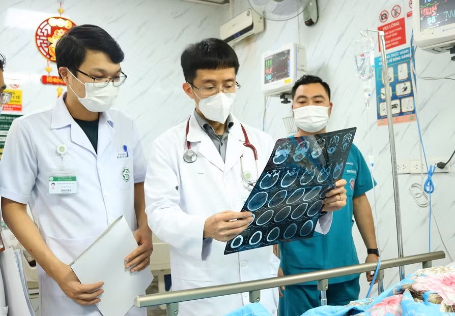 PGS.TS Mai Duy Tôn (đứng giữa) thăm khám cho bệnh nhân đang điều trị tại Trung tâm Đột quỵ - Bệnh viện Bạch Mai