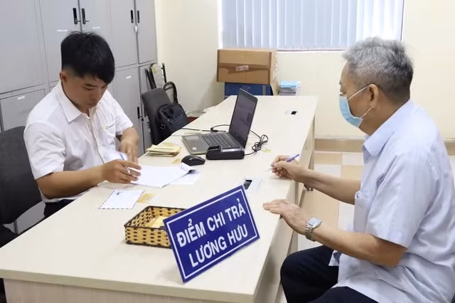 Người hưởng hưu tại TP HCM nhận lương hưu tại điểm chi trả