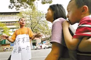 Gao Duqiang (trái) cùng vợ và cậu bé con tên Đào sẽ bán.