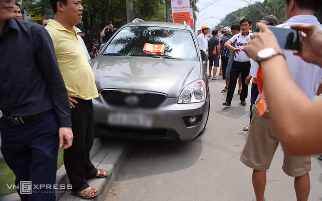 Người dân khiêng ôtô 'giải cứu' đoàn đua xe đạp ảnh 5