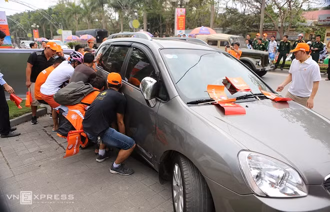 Người dân khiêng ôtô 'giải cứu' đoàn đua xe đạp ảnh 3