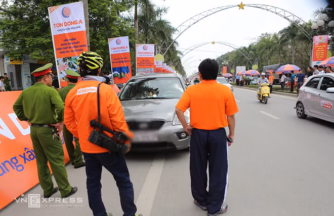 Người dân khiêng ôtô 'giải cứu' đoàn đua xe đạp ảnh 1