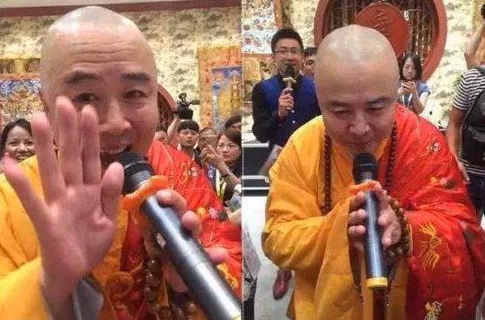 Từ Thiếu Hoa đóng vai Đường Tăng đi hát tại một sự kiện kinh doanh nhỏ gần đây.