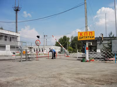 Trạm kiểm soát cách lò số 4 30 km, người không phận sự miễn vào