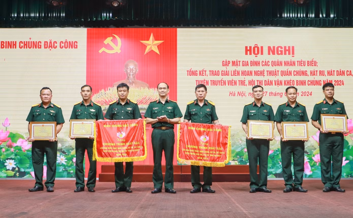 Đại tá Nguyễn Quốc Duẩn - Bí thư Đảng uỷ, Chính uỷ Binh chủng Đặc công trao thưởng các tập thể, cá nhân và các tiết mục xuất sắc trong Liên hoan nghệ thuật quần chúng, hát ru, hát dân ca, tuyên truyền viên trẻ và Hội thi “Dân vận khéo” năm 2024.