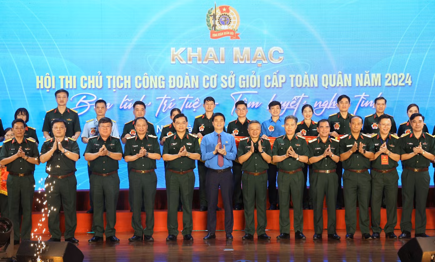 Lãnh đạo Tổng cục Chính trị QĐND Việt Nam và Tổng Liên đoàn Lao động Việt Nam, trao cờ lưu niệm tặng các đội thi.