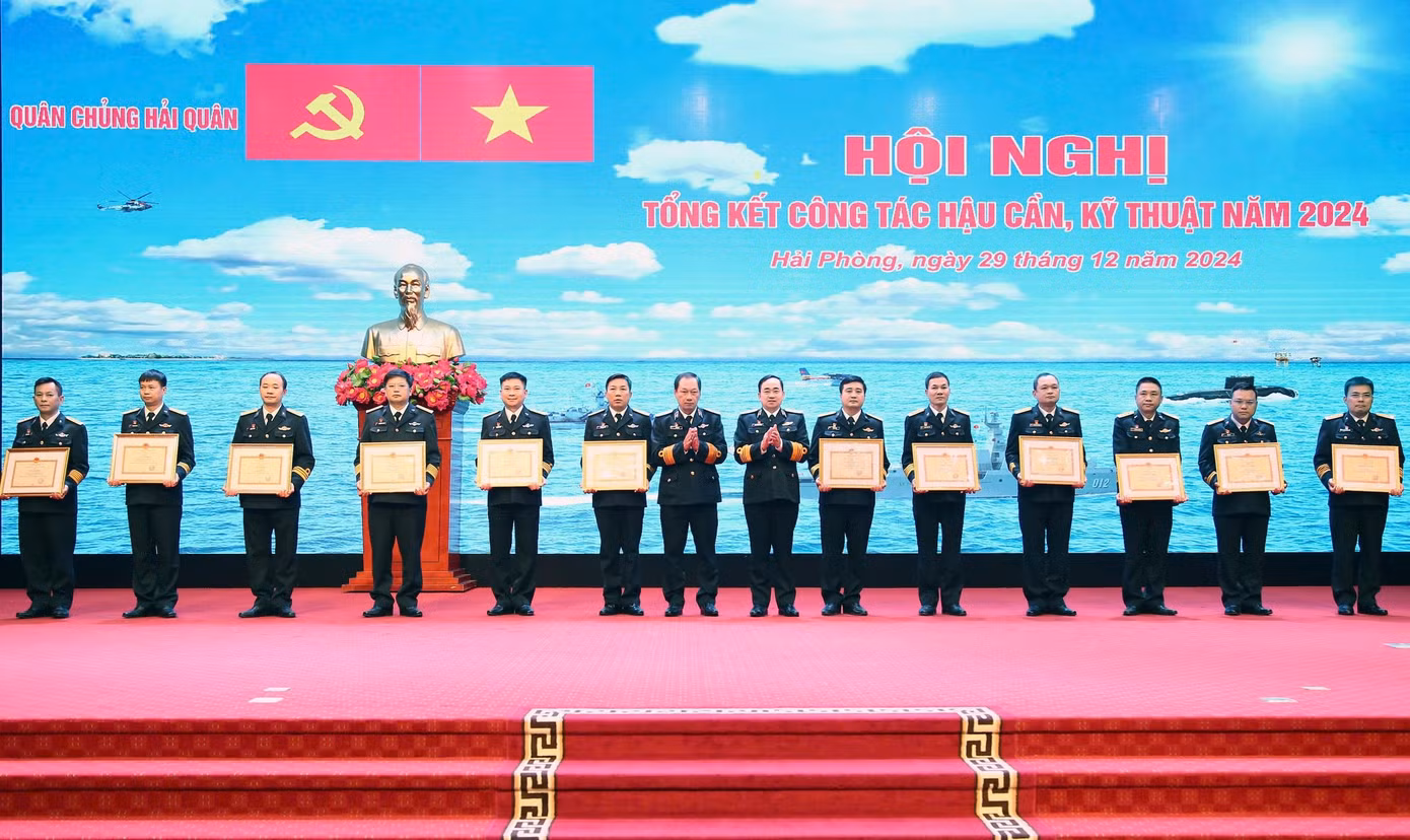 Tại hội nghị, lãnh đạo Quân chủng Hải quân trao Bằng khen tặng các tập thể, cá nhân có thành tích xuất sắc trong phong trào thi đua của ngành HC-KT.