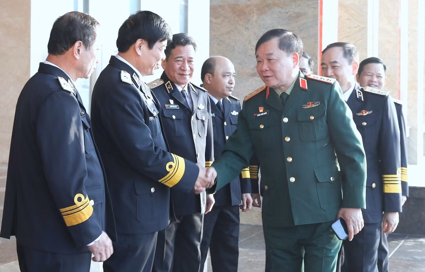 Lãnh đạo Quân chủng Hải quân đón Thứ trưởng Bộ Quốc phòng tới dự, chỉ đạo hội nghị.