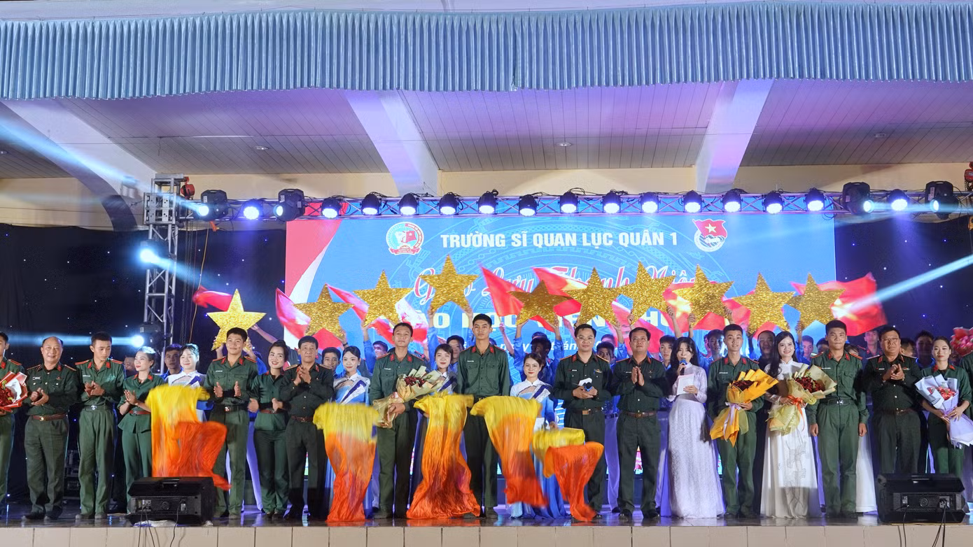 Lãnh đạo, chỉ huy Trường Sĩ quan Lục quân 1 tặng hoa chúc mừng tuổi trẻ nhà trường tại đêm giao lưu.