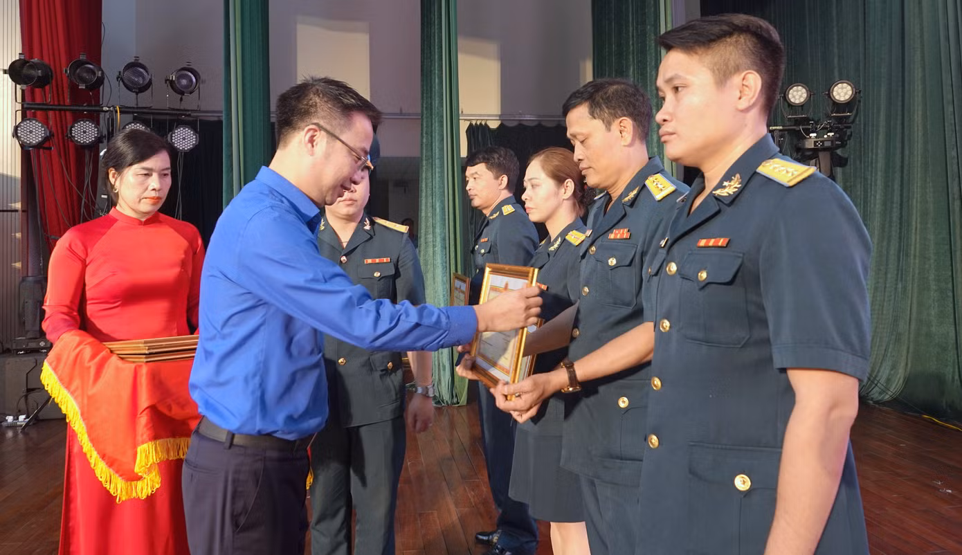 Lãnh đạo Trung ương Đoàn và Cục Chính trị Quân chủng PK-KQ trao thưởng cho các tập thể xuất sắc trong tham gia Giải thưởng "Sáng tạo trẻ" và Hội thi "Sản phẩm, đề tài sáng tạo".