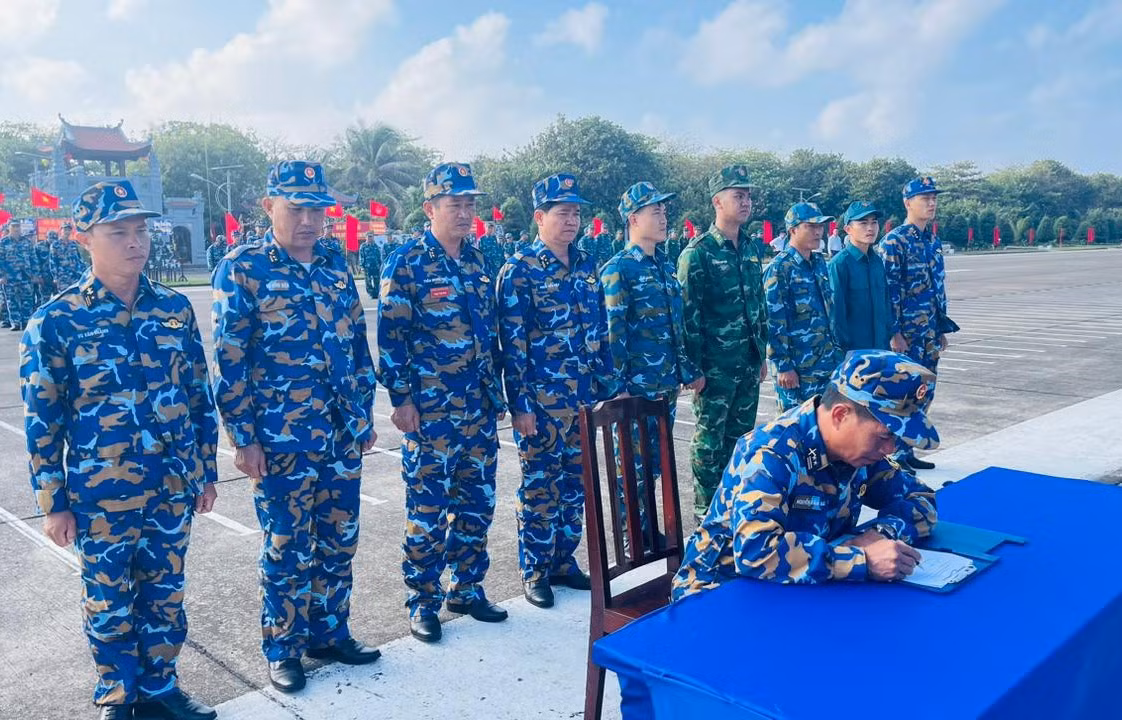 Ký kết giao ước thi đua giữa các bộ phận của đảo Trường Sa.