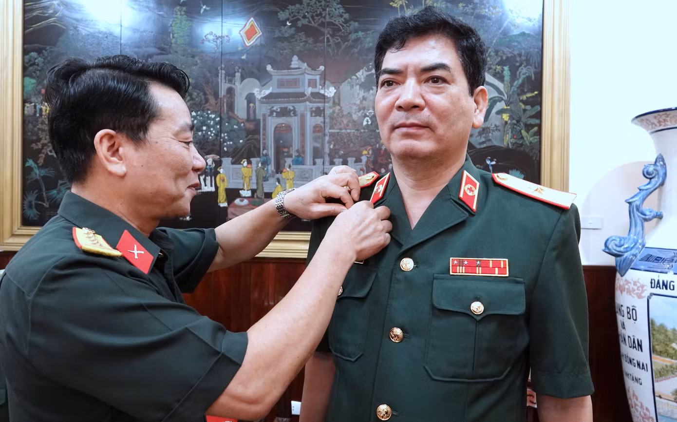 Đại tá Phạm Văn Hiếu - Phó Chính ủy Bộ Tư lệnh Bảo vệ Lăng Chủ tịch Hồ Chí Minh gắn Huy hiệu Bác Hồ tặng lãnh đạo Học viện Quân y, sáng 22/9.