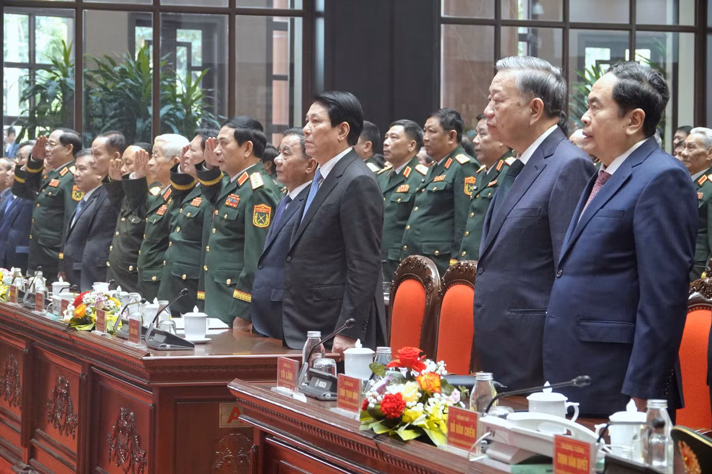 Tổng Bí thư Tô Lâm, Chủ tịch nước Lương Cường, Chủ tịch Quốc hội Trần Thanh Mẫn cùng các đại biểu làm lễ chào cờ tại lễ kỷ niệm, sáng 12/12.